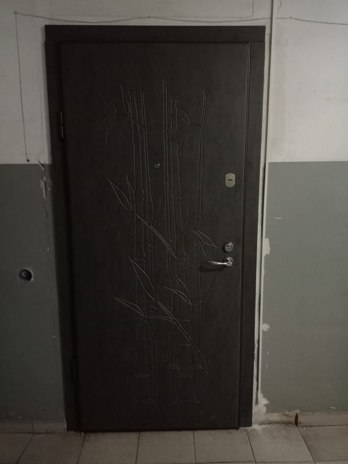 Демонстрация выполненных работ по монтажу МДФ панели и наличника